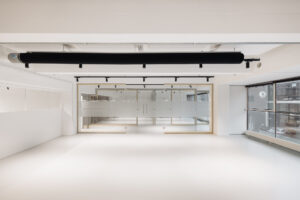Licht en modern kantoorinterieur aan de Generaal Vetterstraat met glazen vergaderruimte en grote ramen.